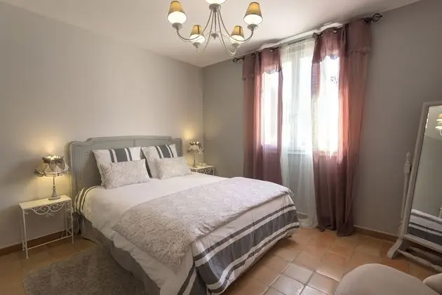 Tek Büyük Yataklı Oda, Havuz Manzaralı (La Garrigue)