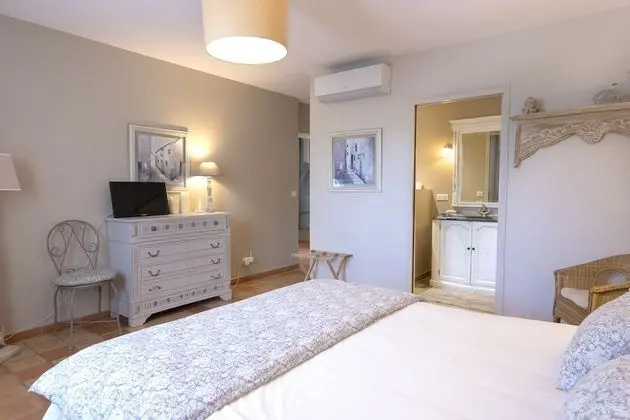 Tek Büyük Yataklı Oda, Havuz Manzaralı (La Garrigue)