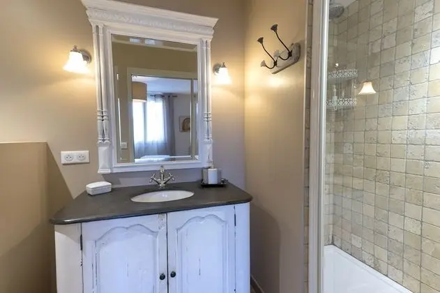 Tek Büyük Yataklı Oda, Havuz Manzaralı (La Garrigue)