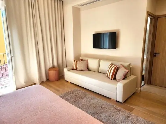 Junior Süit, Balkon