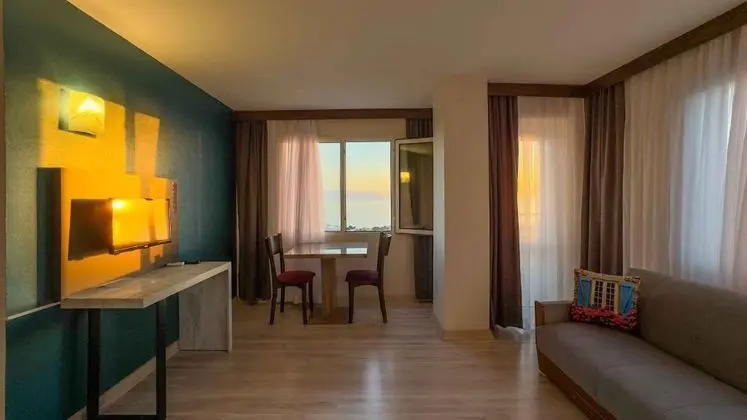 Deluxe Suit 1+1 Oda, Deniz Manzaralı, Balkonlu