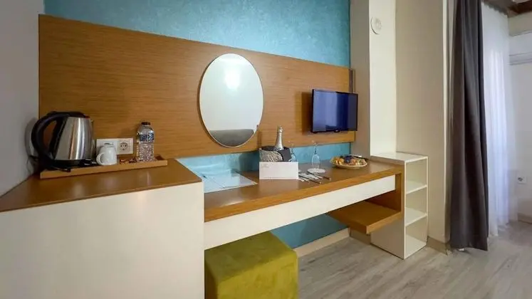 Deluxe Suit 1+1 Oda, Kara Manzaralı, Balkonlu