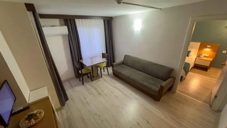 Deluxe Suit 1+1 Oda, Kara Manzaralı, Balkonlu
