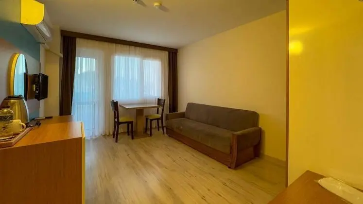 Deluxe Suit 1+1 Oda, Kara Manzaralı, Balkonlu