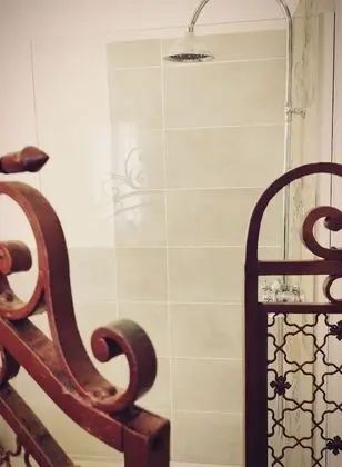 Comfort Tek Büyük Yataklı Oda, Özel Banyo, Şehir Manzaralı (La Chambre Minhas)