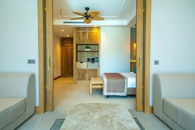 https://images.etstur.com/files/images/hotelImages/TR/220136/l/La-Blanche-Island-Bodrum-Oda-402032.jpg