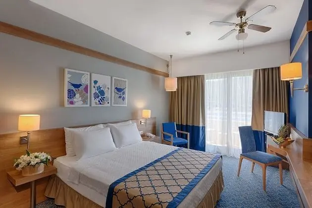 Standard Tek Büyük veya İki Ayrı Yataklı Oda, 1 Yatak Odası, Balkon, Kısmi Deniz Manzaralı