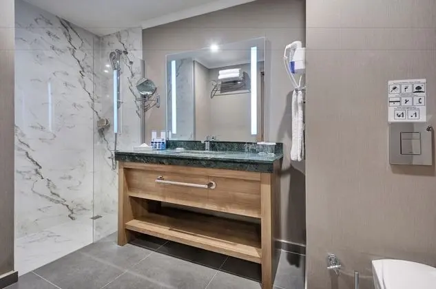 Standard Tek Büyük veya İki Ayrı Yataklı Oda, 1 Yatak Odası, Balkon, Kısmi Deniz Manzaralı