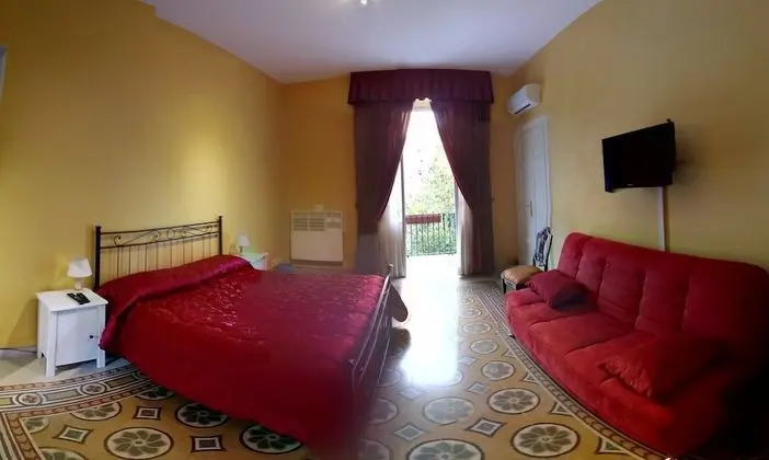 Tek Büyük Yataklı Oda, Balkon, Bahçe Manzaralı