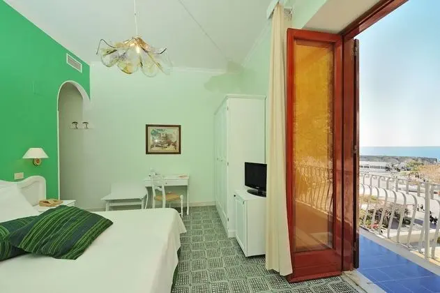 Tek Büyük veya İki Ayrı Yataklı Oda, Kısmi Deniz Manzaralı