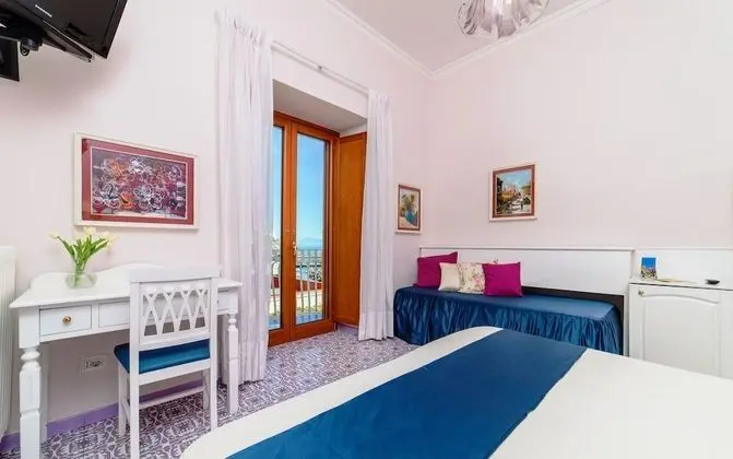 Tek Büyük veya İki Ayrı Yataklı Oda, Kısmi Deniz Manzaralı