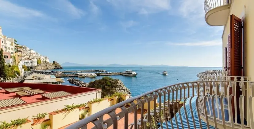 Tek Büyük veya İki Ayrı Yataklı Oda, Kısmi Deniz Manzaralı