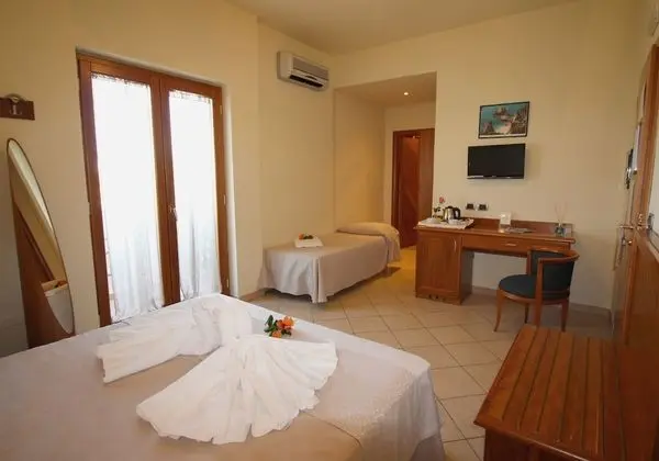 Superior Üç Kişilik Oda, Kısmi Deniz Manzarası