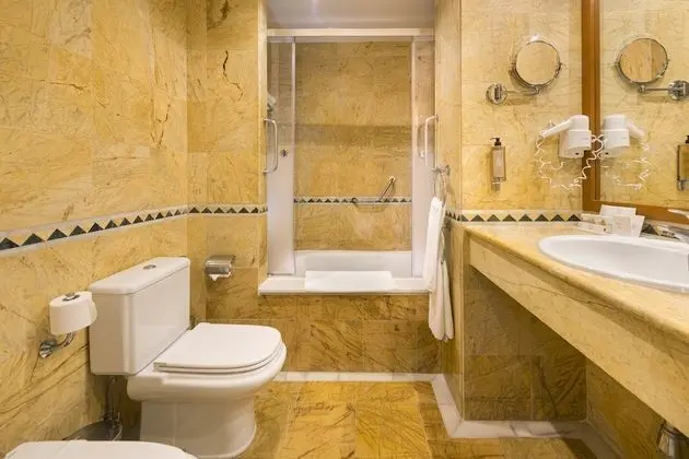 Büyük Yataklı Tek Kişilik Oda