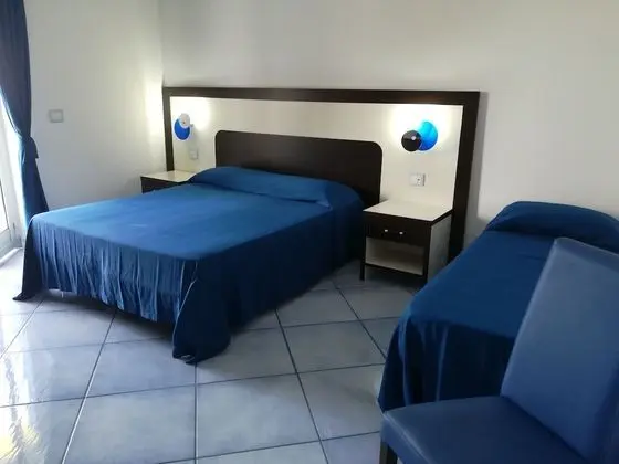 Üç Kişilik Oda, Denize Sıfır