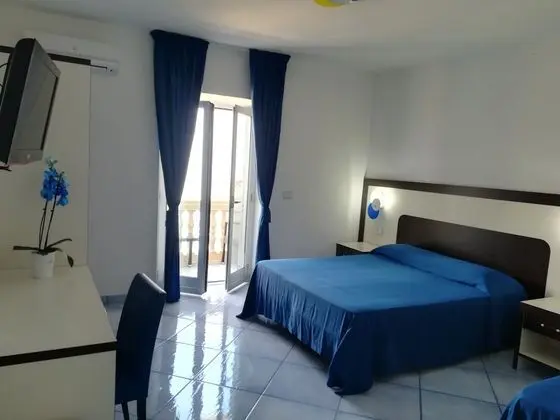 Üç Kişilik Oda, Denize Sıfır