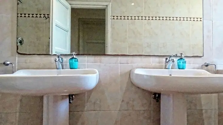 Tek Büyük Yataklı Oda, Ortak Banyo