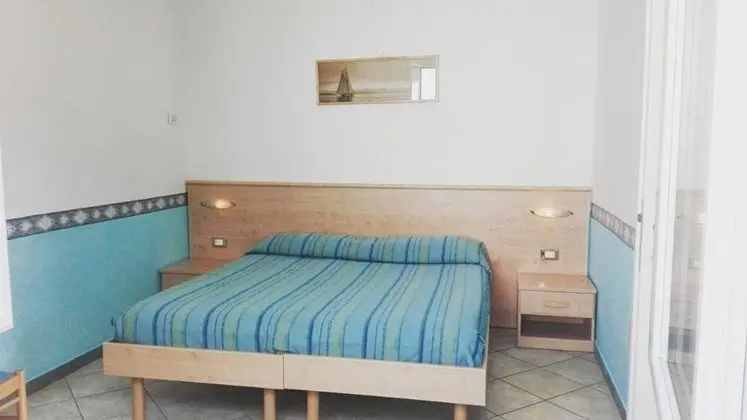 Tek Büyük veya İki Ayrı Yataklı Oda, Ortak Banyo