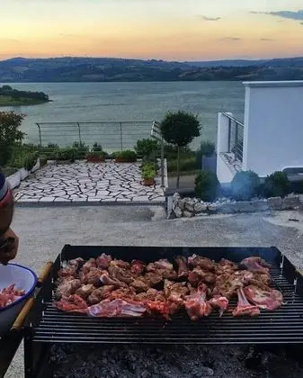 Family Apart Daire, Göl Manzaralı