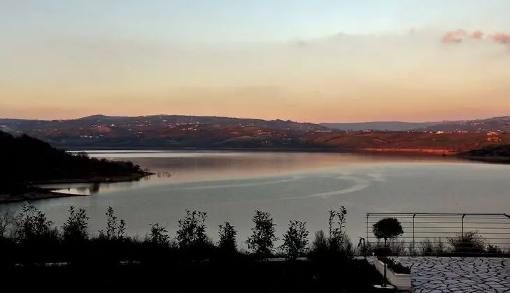 Family Apart Daire, Göl Manzaralı