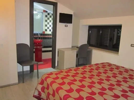 Tek Büyük veya İki Ayrı Yataklı Oda, Sigara İçilmez, Göl Manzaralı