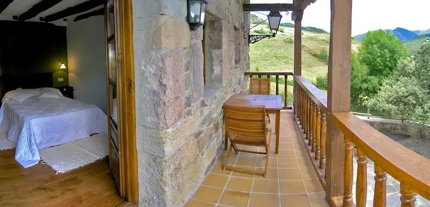 Tek Büyük veya İki Ayrı Yataklı Oda, Dağ Manzaralı