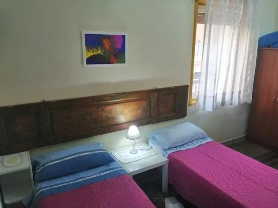 İki Ayrı Yataklı Oda, Ortak Banyo