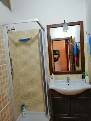 İki Ayrı Yataklı Oda, Ortak Banyo