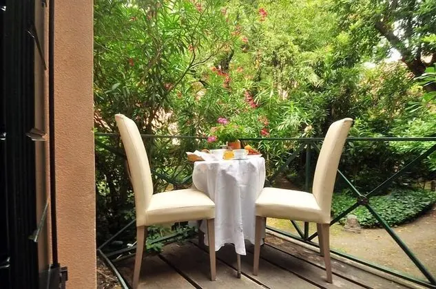 Junior Süit, Bahçeli