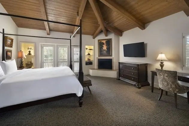 Superior Oda, 1 En Büyük (King) Boy Yatak (Superior Corner Room - Poolside - 1 K)