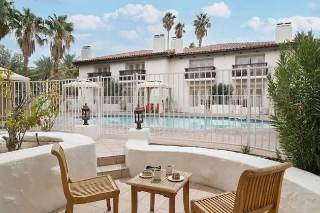 Superior Oda, 1 En Büyük (King) Boy Yatak (Superior Corner Room - Poolside - 1 K)