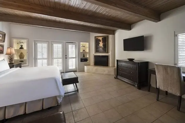 Superior Oda, 1 En Büyük (King) Boy Yatak (Superior Corner Room - Poolside - 1 K)