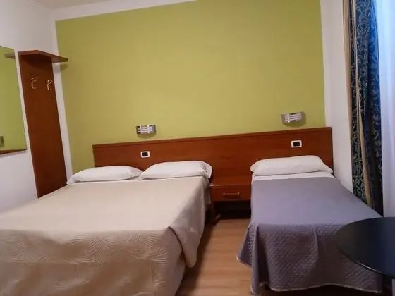 Üç Kişilik Oda