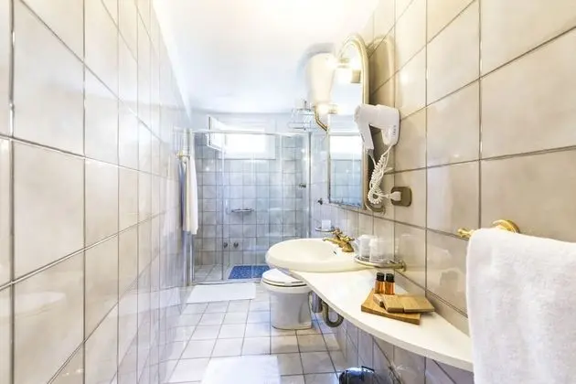 Tek Büyük Yataklı Oda, 1 Büyük (Queen) Boy Yatak, Kısmi Deniz Manzaralı (Dublin Suite)