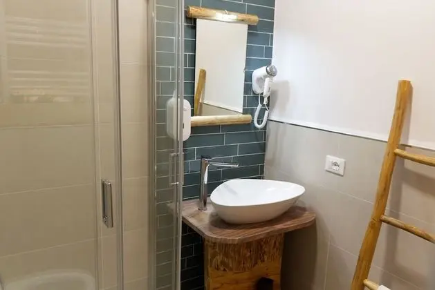 Tek Büyük veya İki Ayrı Yataklı Oda, Ortak Banyo