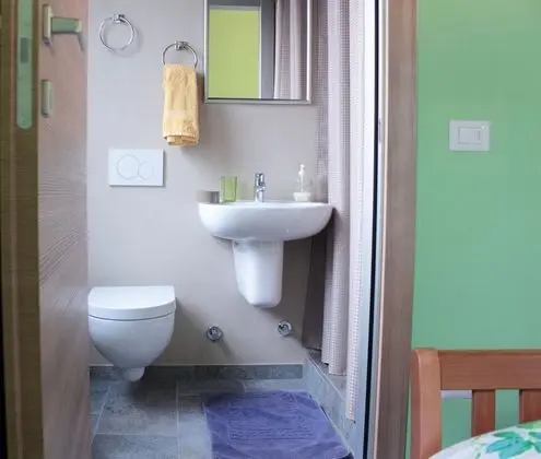 Classic Dört Kişilik Oda, Birden Çok Yatak, Özel Banyo, Avlu Manzaralı