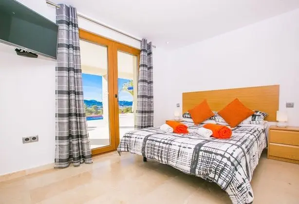 Deluxe Tek Büyük Yataklı Oda, Teras, Havuz Kenarı