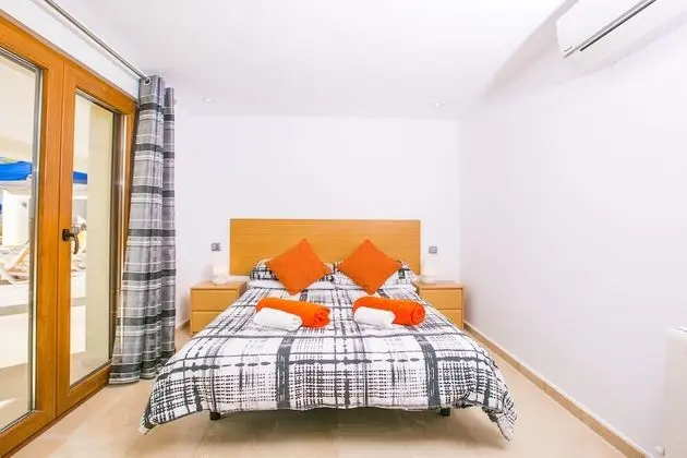 Deluxe Tek Büyük Yataklı Oda, Teras, Havuz Kenarı