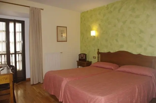 Tek Büyük Yataklı Oda (2 Adults + 1 Child)