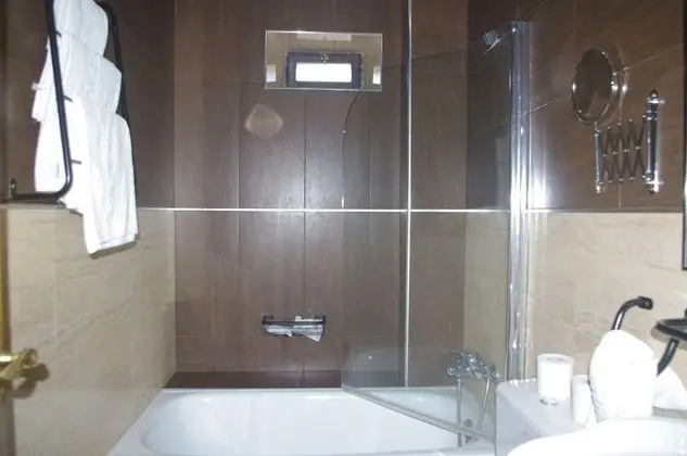 Tek Büyük Yataklı Oda (2 Adults + 1 Child)