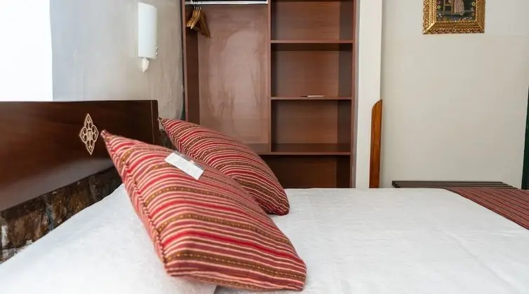 Traditional Tek Büyük Yataklı Oda