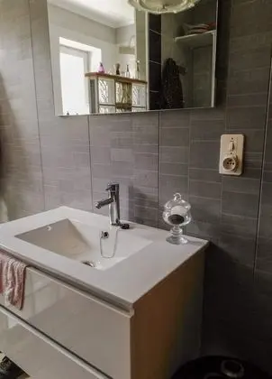 Tek Büyük Yataklı Oda, Ortak Banyo