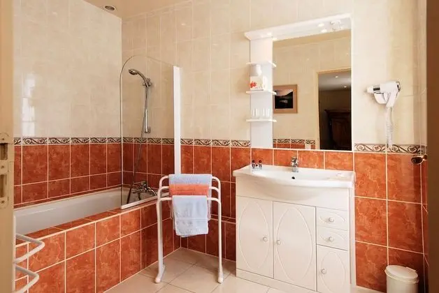 Luxury Tek Büyük Yataklı Oda, Banyolu/Duşlu, Bahçe Manzaralı (Le Prieur)