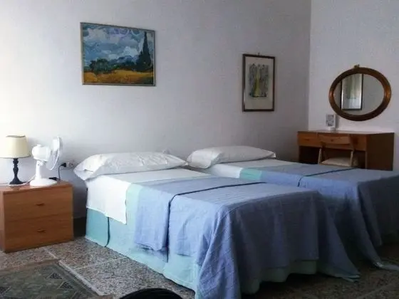İki Ayrı Yataklı Oda, Ortak Banyo