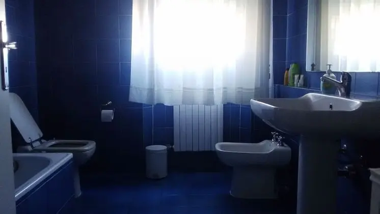 İki Ayrı Yataklı Oda, Ortak Banyo
