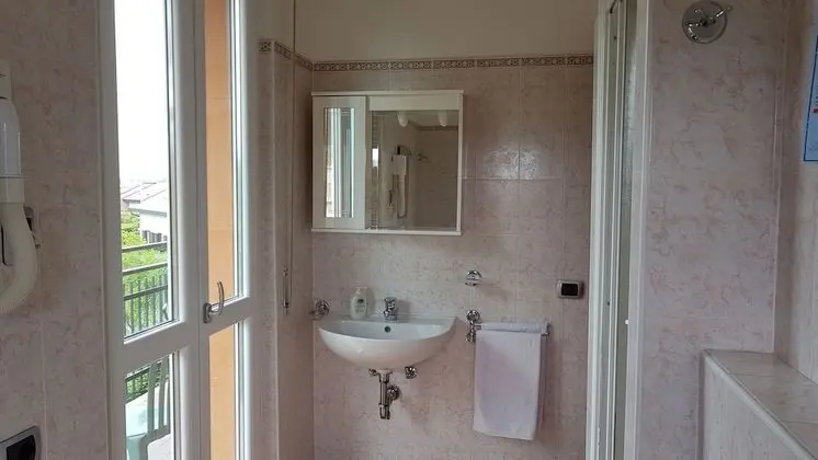 Büyük Yataklı Tek Kişilik Oda