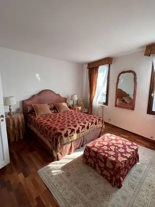 Tek Büyük veya İki Ayrı Yataklı Oda, Kanal Manzaralı