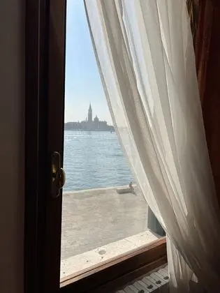 Tek Büyük veya İki Ayrı Yataklı Oda, Kanal Manzaralı