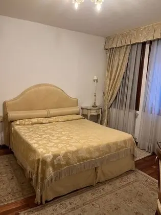 Tek Büyük veya İki Ayrı Yataklı Oda, Ortak Banyo