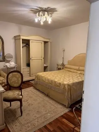 Tek Büyük veya İki Ayrı Yataklı Oda, Ortak Banyo